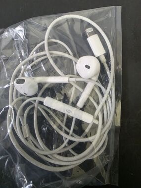 Apple White Lightning Connector In-Ear Earphones with Microphone
